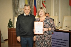 И словом, и делом: помощников депутатов Волгодонской городской Думы отметили за помощь советам ТОСов